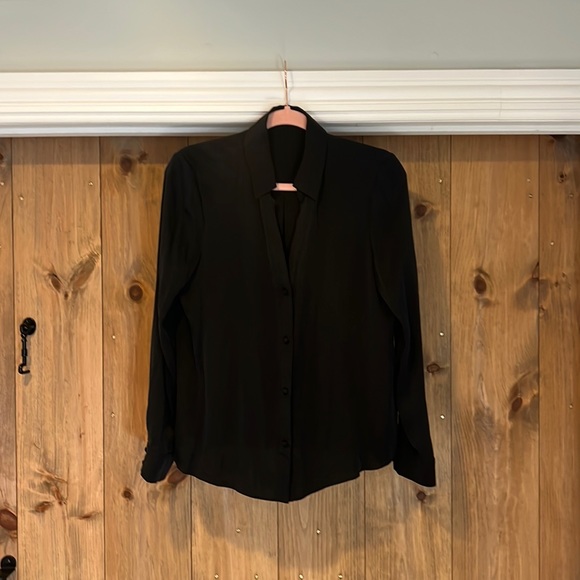 EUC Alice & Olivia Silk Button up top in black Sz M